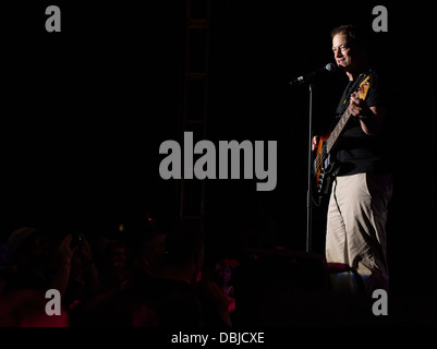 Gary Sinise et le lieutenant Dan Band effectuer pour les troupes américaines sur Marine Corps Air Station de Futenma à Okinawa. Organisé par l'USO. Banque D'Images