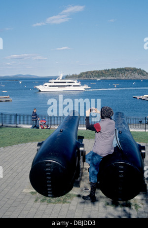 Touriste siège au canons historiques et prend photo de la baie à Bar Harbor Maine Banque D'Images