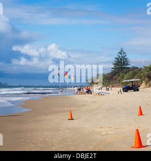 Zone de baignade en toute sécurité avec surf life guard accessible à Mudjimba Beach sur la Sunshine Coast, Queensland, Australie Banque D'Images