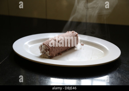 Puttu est un Indien du Sud et du Sri Lanka breakfast plat de riz à la vapeur des cylindres de sol en couches avec la noix de coco. Banque D'Images