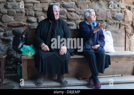 Deux femmes sollicitant l'aumône à l'extérieur de la cathédrale de Svetitskhoveli, Mtskheta (Géorgie) Banque D'Images