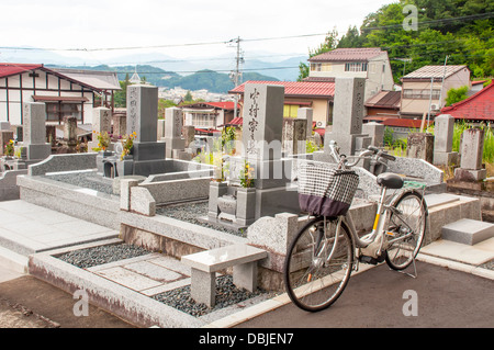 Moto garée dans un cimetière japonais Banque D'Images