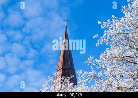 Arbre généalogique blanche et l'église en hiver plus de ciel bleu Banque D'Images