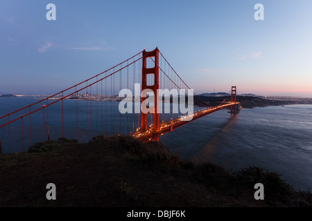 Golden Gate Bridge au crépuscule vue de falaises sur côté nord de bridge Banque D'Images