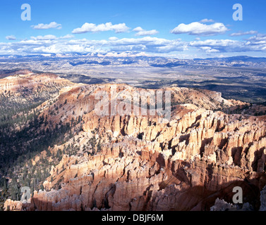 Vue depuis Bryce Point à l'Est, le Parc National de Bryce Canyon, Utah, USA. Banque D'Images