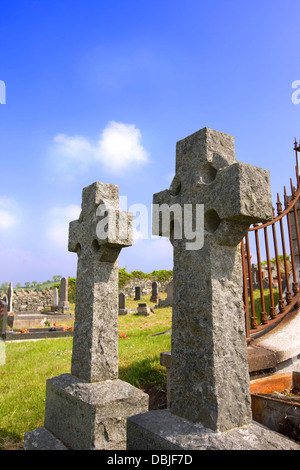 2 croix celtiques irlandais dans un vieux cimetière Banque D'Images