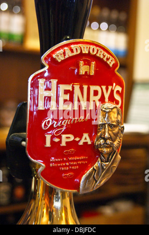 Wadworth de Devizes Henry's real ale IPA et la pompe pompes clips sur une pub bar Banque D'Images