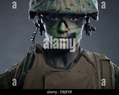 Portrait de femme United States Marine Corps soldat en uniforme de camouflage MARPAT utilitaire pixélisé avec camo face paint Banque D'Images