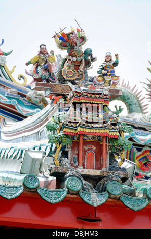 Décoration sur le toit de la Hong San Temple chinois à Kuching, Sarawak, Malaisie Banque D'Images