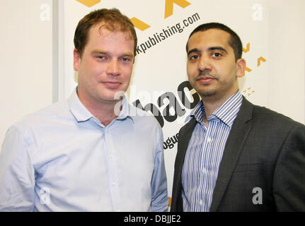James Macintyre et Mehdi Mehdi Hasan Hasan et James Macintyre assister à un lancement de livre partie pour leur livre le Milibands Ed : et la réalisation d'un dirigeant syndical à Westminster Tower Londres, Angleterre - 21.06.11 Banque D'Images