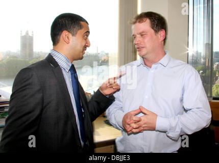 Mehdi Hasan et James Macintyre Mehdi Hasan et James Macintyre assister à un lancement de livre partie pour leur livre le Milibands Ed : et la réalisation d'un dirigeant syndical à Westminster Tower Londres, Angleterre - 21.06.11 Banque D'Images