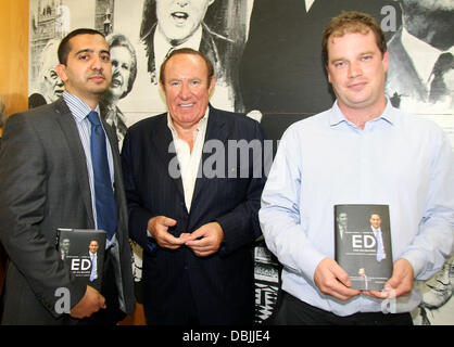 Mehdi Hasan, Andrew Neil et James Macintyre Mehdi Hasan et James Macintyre assister à un lancement de livre partie pour leur livre le Milibands Ed : et la réalisation d'un dirigeant syndical à Westminster Tower Londres, Angleterre - 21.06.11 Banque D'Images