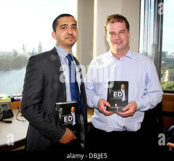 Mehdi Hasan et James Macintyre Mehdi Hasan et James Macintyre assister à un lancement de livre partie pour leur livre le Milibands Ed : et la réalisation d'un dirigeant syndical à Westminster Tower Londres, Angleterre - 21.06.11 Banque D'Images