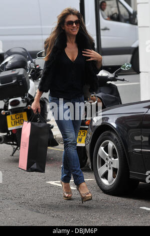 Elizabeth Hurley aka Liz Hurley de shopping dans le centre de Londres, Londres, Angleterre - 23.06.11 Banque D'Images