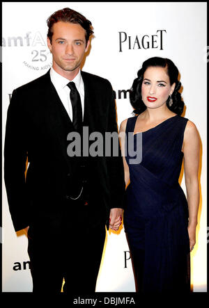 Louis-Marie de Castelbajac et Dita Von Teese, à l'amfAR Inspiration Gala au Pavillon Gabriel, Paris France - 23.06.11 Banque D'Images