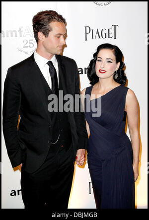 Louis-Marie de Castelbajac et Dita Von Teese, à l'amfAR Inspiration Gala au Pavillon Gabriel, Paris France - 23.06.11 Banque D'Images