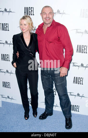 Naomi Watts et Thierry Mugler Eva Mendes dévoile sa nouvelle campagne pour Angel de Thierry Mugler - Arrivées New York City, USA - 23.06.11 Banque D'Images