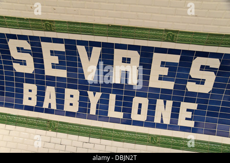 Le nom de la station de métro de style mosaïque sur une plate-forme de l'SEVRES BABYLONE à Paris, France. Banque D'Images