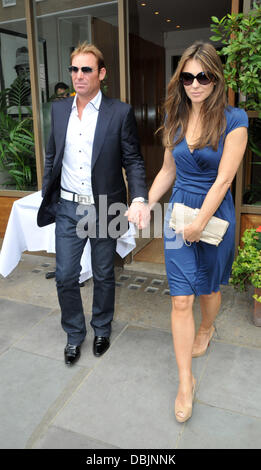 Elizabeth Hurley aka Liz Hurley et Shane Warne après le déjeuner dans un restaurant à Chelsea, Londres, Angleterre - 24.06.11 Banque D'Images