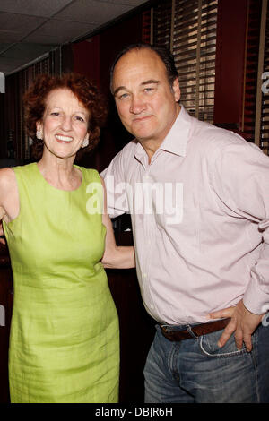 Audrie Neenan et Jim Belushi Jim Belushi's caricature dévoilement au célèbre Broadway restaurant Sardi's. La ville de New York, USA - 25.06.11 Banque D'Images