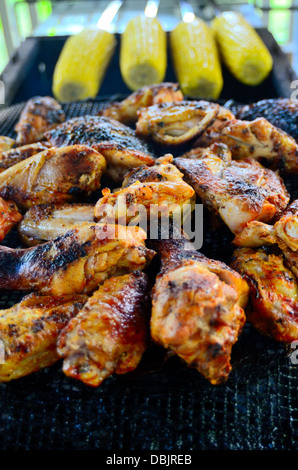 Le poulet et le maïs sur le grill, vertical Banque D'Images