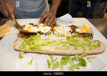 Full sandwich gatsby en préparation à l'assiette d'or à emporter dans la région de Athlone, Cape Town, Afrique du Sud Banque D'Images