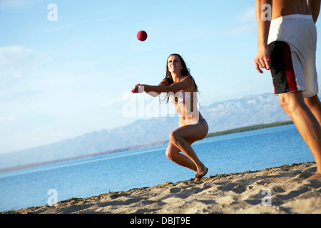 Les gens sur la plage, jouant avec une balle Banque D'Images