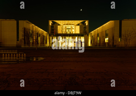 La chancellerie allemande à Berlin dans la nuit Banque D'Images
