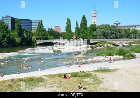 L'Isar près de Deutsches Museum de Munich personnes été Allemagne Bavière baignade Office européen des brevets Banque D'Images