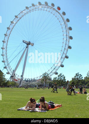 Les personnes bénéficiant du beau temps à Londres. Aujourd'hui est définie pour être la journée la plus chaude de l'année, avec les prévisionnistes prédire les températures vont frapper 30c (86F). Londres, Angleterre - 26.06.11 Banque D'Images