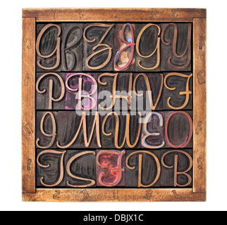 La typographie vintage type de blocs d'impression (script) souillés par les encres de couleur dans une boîte en bois Banque D'Images