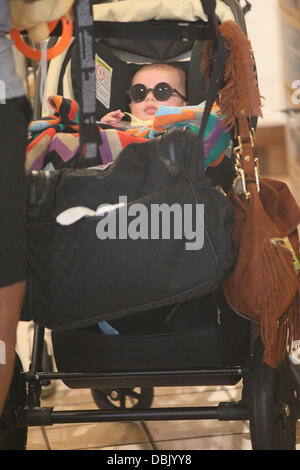 Rachel Zoe prend son fils Skyler Morrison Berman shopping au Whole Foods Market de Los Angeles. Skyler peut être vu portant une jolie paire de lunettes de soleil bébé à la mode de Los Angeles, Californie - 27.06.11 Banque D'Images