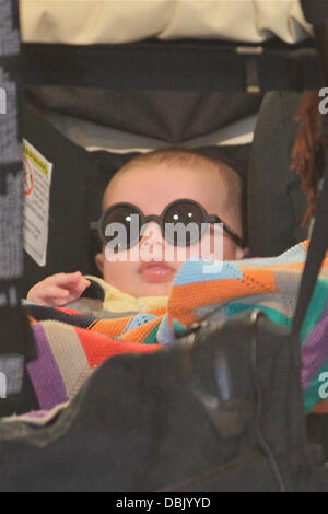 Rachel Zoe prend son fils Skyler Morrison Berman shopping au Whole Foods Market de Los Angeles. Skyler peut être vu portant une jolie paire de lunettes de soleil bébé à la mode de Los Angeles, Californie - 27.06.11 Banque D'Images