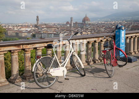 Deux vélos et vue vers l'église cathédrale du Duomo, Florence, Toscane, Italie ; Banque D'Images