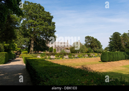 Dartington, Devon, Angleterre. Le 15 juillet 2013. Une vue sur les arbres et à Dartington Hall sur le domaine. Banque D'Images