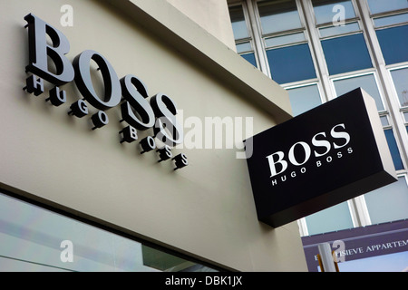 Signe montrant le logo de la marque de vêtements Hugo Boss store Banque D'Images