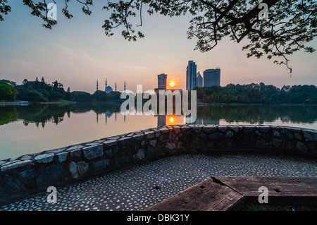 Lever du soleil sur le lac Shah Alam, Selangor, Malaisie Banque D'Images