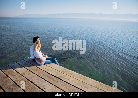 La Croatie, jeune couple se trouve sur la promenade, looking at view Banque D'Images