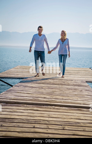 La Croatie, jeune couple promenades le long de la demande par la mer Banque D'Images