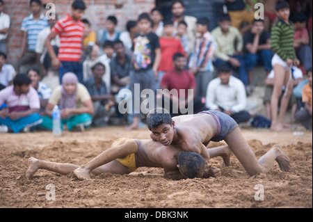 Lutteurs Kushti indiennes font concurrence au cours d'un rêve traditionnels (Concurrence) à Delhi, Inde Banque D'Images