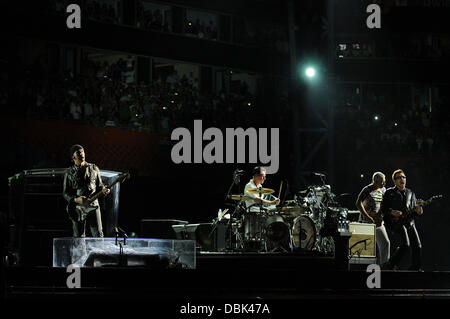 Bono, The Edge, Adam Clayton et Larry Mullen Jr. de U2 au cours de l'exécution de 'U2' à 360 degrés world tour au Sun Life Stadium de Miami, Floride - 29.06.11 Banque D'Images