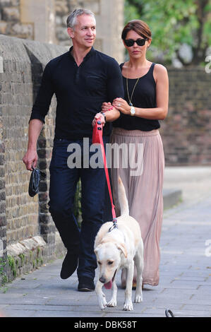 Gary Lineker et épouse Danielle Lineker aka Danielle Bux avec leur chien dehors et environ dans l'ouest de Londres Londres, Angleterre - 30.06.11 Banque D'Images
