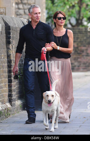 Gary Lineker et épouse Danielle Lineker aka Danielle Bux avec leur chien dehors et environ dans l'ouest de Londres Londres, Angleterre - 30.06.11 Banque D'Images