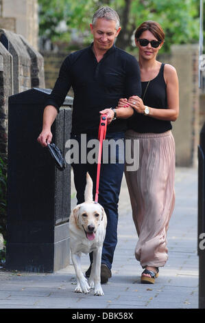 Gary Lineker et épouse Danielle Lineker aka Danielle Bux avec leur chien dehors et environ dans l'ouest de Londres Londres, Angleterre - 30.06.11 Banque D'Images