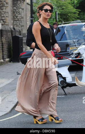 Gary Lineker et épouse Danielle Lineker aka Danielle Bux avec leur chien dehors et environ dans l'ouest de Londres Londres, Angleterre - 30.06.11 Banque D'Images