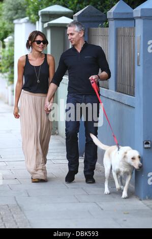 Gary Lineker et épouse Danielle Lineker aka Danielle Bux avec leur chien dehors et environ dans l'ouest de Londres Londres, Angleterre - 30.06.11 Banque D'Images