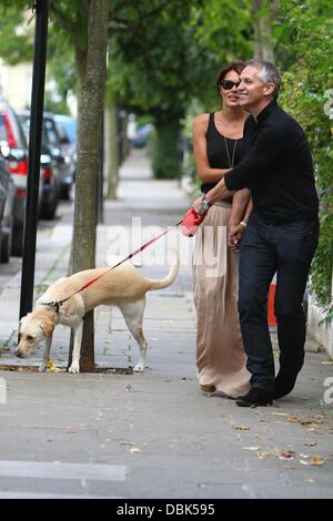 Gary Lineker et épouse Danielle Lineker aka Danielle Bux avec leur chien dehors et environ dans l'ouest de Londres Londres, Angleterre - 30.06.11 Banque D'Images