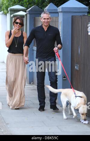 Gary Lineker et épouse Danielle Lineker aka Danielle Bux avec leur chien dehors et environ dans l'ouest de Londres Londres, Angleterre - 30.06.11 Banque D'Images