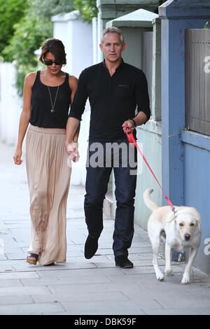 Gary Lineker et épouse Danielle Lineker aka Danielle Bux avec leur chien dehors et environ dans l'ouest de Londres Londres, Angleterre - 30.06.11 Banque D'Images