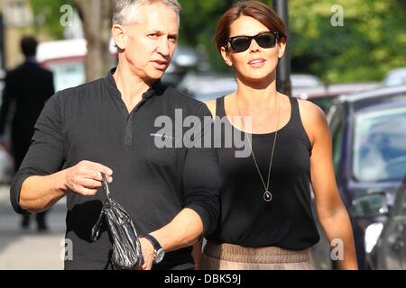 Gary Lineker et épouse Danielle Lineker aka Danielle Bux avec leur chien dehors et environ dans l'ouest de Londres. Gary tenant un sac contenant des excréments de chien. Londres, Angleterre - 30.06.11 Banque D'Images